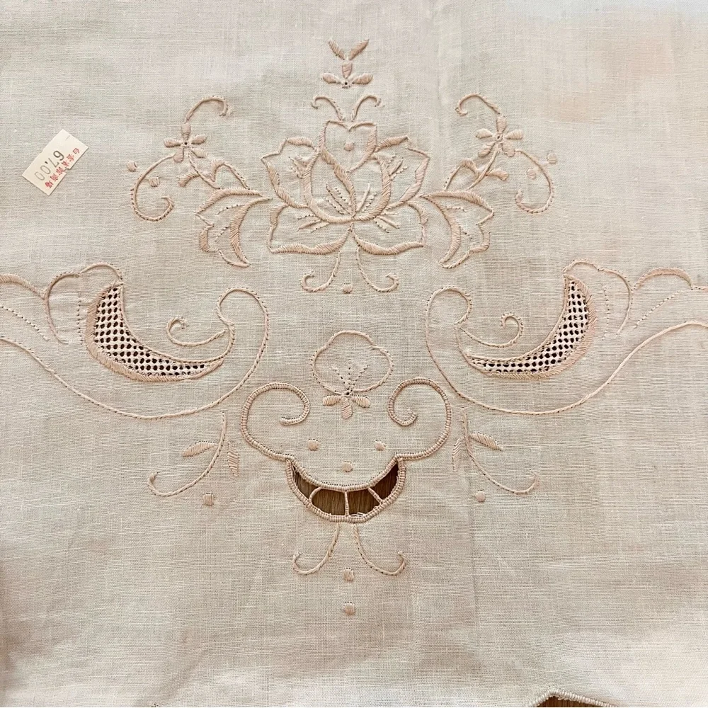 Vtg NWT Off White Embroidery Flowers Cut Out‎ Linen Round Tablecloth Large 64”